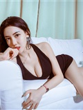 [Toutiao headline goddess] April 8, 2018 Feng Xuejiao 2m white sofa(17)